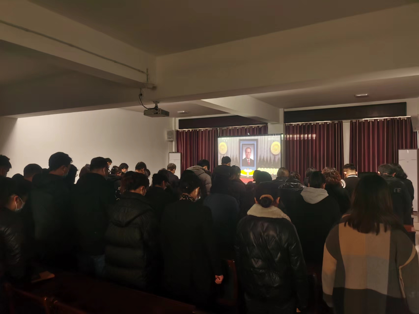 區城投公司組織干部職工集中收聽收看江澤民同志追悼大會